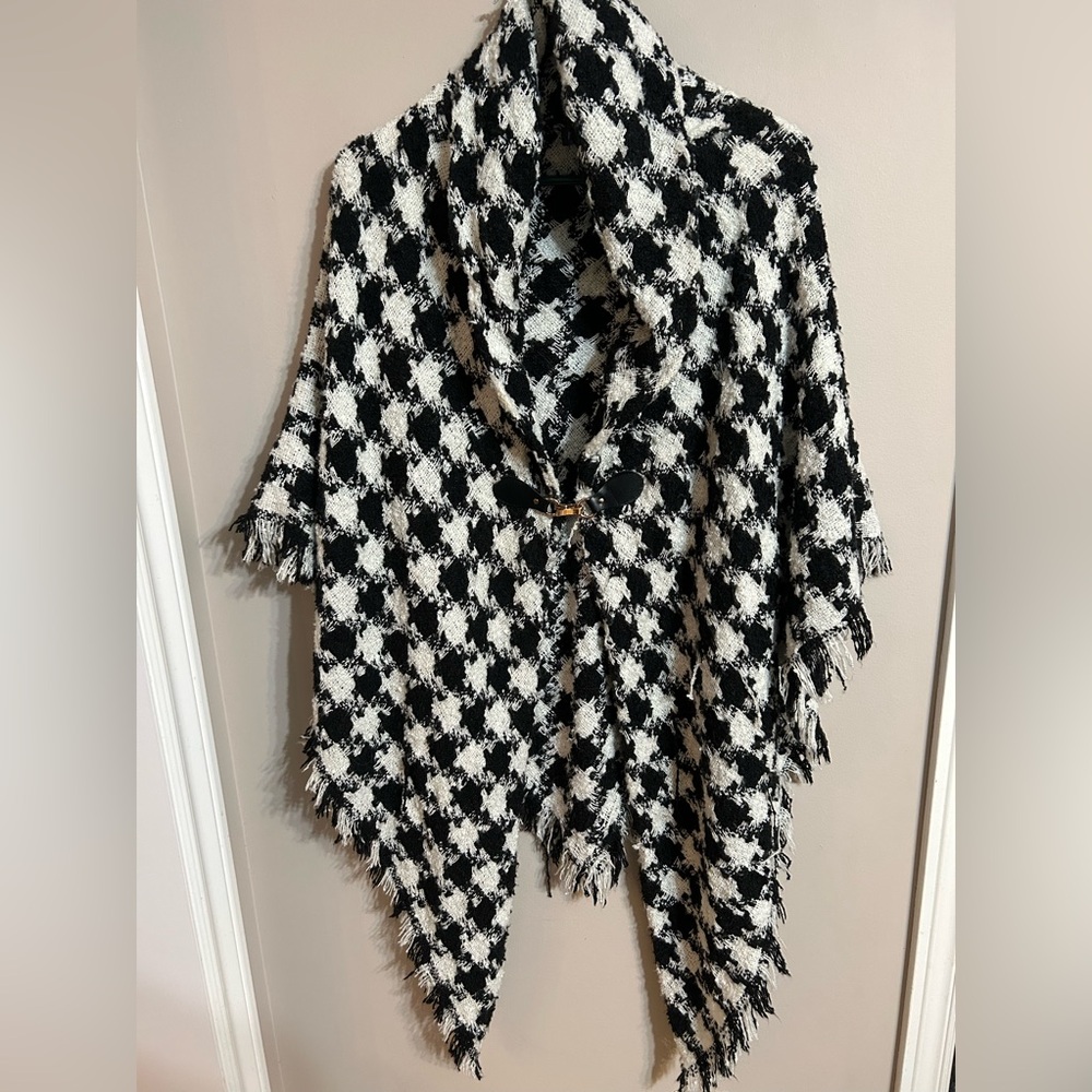 Women’s Black and white houndstooth wrap/cape.  Rose gold clip, knit.